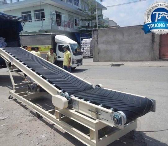 Băng tải nâng hạ 8 mét