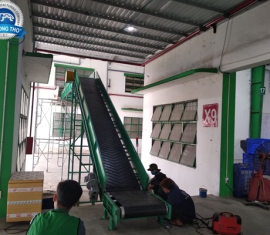 Băng tải cao su Nghiêng qua kho