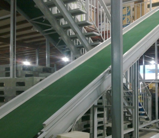 Băng tải PVC nghiêng
