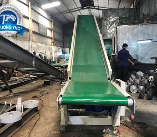 Băng tải PVC nâng hạ tải thùng 