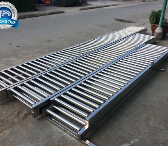 Băng tải con lăn inox