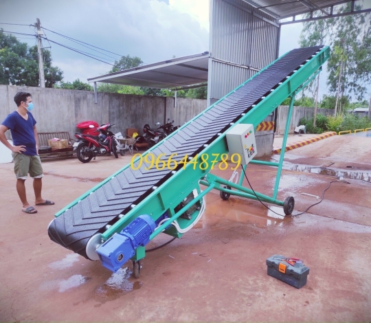 Băng tải cao su nâng hạ chuyển hàng lên xe